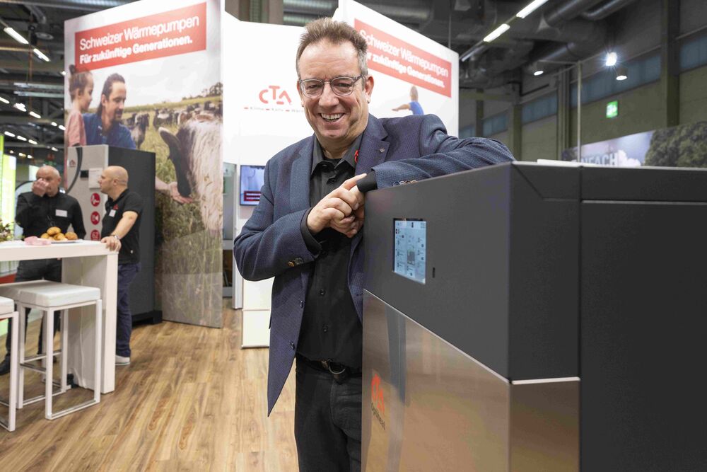 Marco Andreoli (CTA-VRP, Mitglied GL) mit Erdsonden-Wärmepumpe Optiheat Terra.